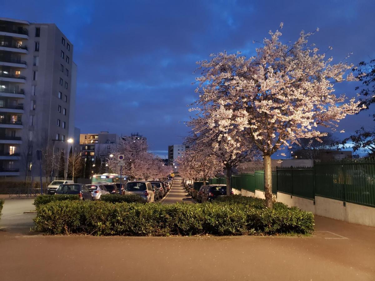 Disponible - Appartement Entier - 10Mn Rer B Aeroport Cdg - Paris Gare Du Nord, T11 Express, Le Bourget, Tout Equipe, Netflix Gratuit, 3 Personnes, 4Eme Etage, Escaliers, Parc Des Expositions, Parking Rue Gratuit Apres 19H Дрансі Екстер'єр фото